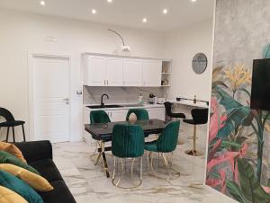 Kuchyň nebo kuchyňský kout v ubytování Luxury House Napoli Centro