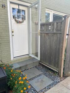 una puerta delantera de una casa con una valla en Cozy studio near DC (in walkable Falls Church, VA) en Falls Church