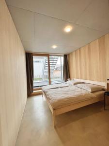 מיטה או מיטות בחדר ב-Architektenhaus RHaa mit Terrassen