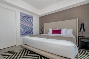 Un pat sau paturi într-o cameră la Breathtaking 25th-Floor Views at Hyde Beach House