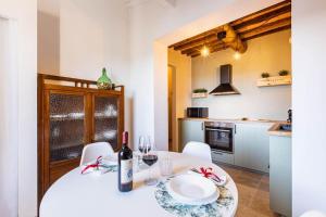 une salle à manger avec une table blanche et une cuisine dans l'établissement La Kasetta, à Terricciola