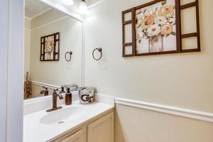 Koupelna v ubytování Smyrna Vacation Rental about 2 Mi to The Battery! + 22 fotografií