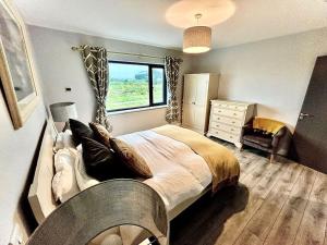 Un dormitorio con una cama grande y una ventana en Portmagee Paradise en Portmagee