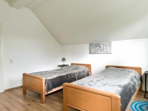 a bedroom with two beds and a table at Im Herzen von Wermelskirchen in Wermelskirchen