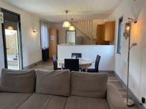 薩爾拉拉卡內達的住宿－Tournesol & Anémone Sarlat，客厅配有沙发和桌子
