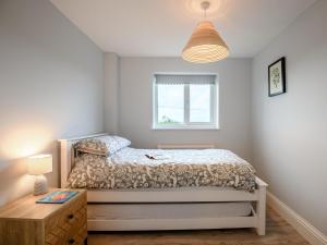 a bedroom with a bed and a window at 3 Bed in Worth Matravers 80578 in Worth Matravers