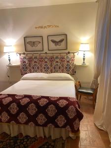 1 dormitorio con 1 cama y 2 lámparas en Il Borghetto Andrea Tafi, en Lamporecchio