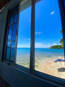 una ventana con vistas al océano desde la playa en Cabaña La Punta, en Colón