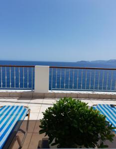een balkon met uitzicht op de oceaan op een schip bij Mirabello Sea House in Agios Nikolaos