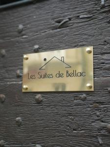 napis "Les suites de ballande" na drewnianej ścianie w obiekcie Les Suites de Bellac w mieście Bellac