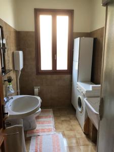 bagno con lavandino, frigorifero e lavatrice di Casa Natalina a Casal Fiumanese Altre 11 foto