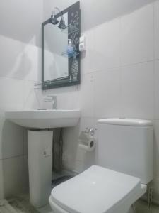 HOTEL ERRACHIDIA tesisinde bir banyo