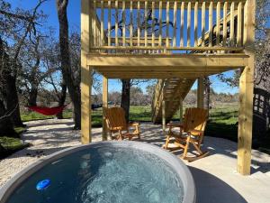 Una terraza y un jacuzzi en un patio trasero. en Dome Sweet Dome, en Lampasas