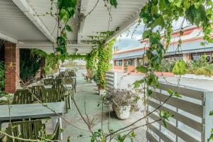 Un restaurante o sitio para comer en Hotel Duc de Vendôme