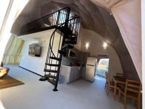 una habitación con una escalera de caracol en una casa en Dome Sweet Dome, en Lampasas