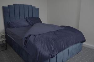 Un ou plusieurs lits dans un hébergement de l'établissement Luxury 2 Bed Apartment London Twickenham