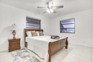 Giường trong phòng chung tại Modern Coral Springs Home Close to Everglades!