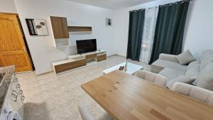 a living room with a couch and a table at Escapada al Sur in Morro del Jable