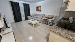 a living room with a couch and a table at Escapada al Sur in Morro del Jable