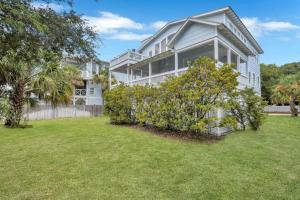 ein weißes Haus mit einem Hof davor in der Unterkunft Luxury Beach Front Home: Breath Taking Views in Tybee Island