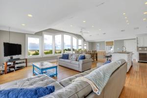 ein großes Wohnzimmer mit Couch und Tisch in der Unterkunft Luxury Beach Front Home: Breath Taking Views in Tybee Island