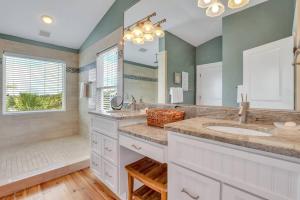 ein Badezimmer mit Waschbecken und großem Spiegel in der Unterkunft Luxury Beach Front Home: Breath Taking Views in Tybee Island + 67 Fotos
