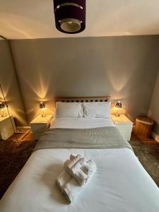 um quarto com uma cama com duas toalhas em Balcony Breeze - Reading City Centre em Reading