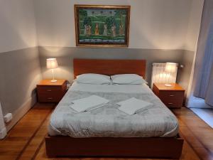ジェノヴァにあるゲストハウス ラ ブリオサ ニコールのベッドルーム1室(大型ベッド1台、ナイトスタンド2台付)