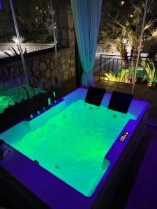 a hot tub in the middle of a pool at night at Green Oasis Gabella in Castelforte