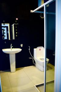 Bathroom sa City Hostel Colombo Airport