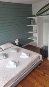 um quarto com uma cama com duas toalhas em Le Hublot charmante maison au calme Fécamp vue sur le port em Fécamp