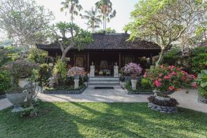 a house with a garden with flowers in the yard at Kishi-Kishi ArtVilla for big company in Saba