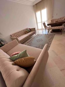 ein Wohnzimmer mit Sofa und Klavier in der Unterkunft Appartement fonctionnel proche de tout in Tunis