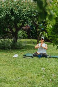 Una donna seduta sull'erba con una mazza da baseball di Enjoy Your Stay - Guest House - Olbia a Olbia