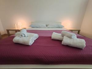 a bedroom with two beds with towels on them at Casa Vacanze La Pineta del Mare in Torre Ovo