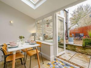 een eetkamer met een tafel en stoelen en een raam bij 2 Bed in Richmond 90435 in Richmond