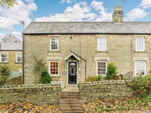 an old brick house with a stone wall at 2 Bed in Richmond 90435 in Richmond