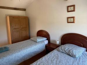 1 Schlafzimmer mit 2 Betten und einer Tür in der Unterkunft La Maison Saint Pierre, Aulnay in Aulnay