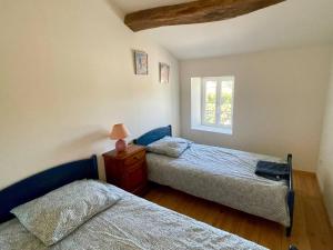 una camera da letto con due letti e una finestra di La Maison Saint Pierre, Aulnay ad Aulnay