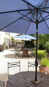 オルネーにあるLa Maison Saint Pierre, Aulnayの青傘付テーブル