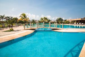 un ponte su una piscina con acqua blu di Eurobuilding Hotel & Suites Guayana a Puerto Ordaz