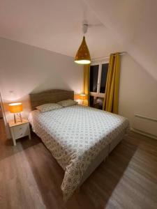 1 dormitorio con cama, lámpara y ventana en Les pieds dans l eau ! en Fécamp