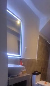 y baño con lavabo y espejo. en Tu hogar en Abancay, en Abancay