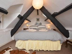 ein Schlafzimmer mit einem großen Bett im Dachgeschoss in der Unterkunft 3 Bed in Arthog 66579 in Arthog
