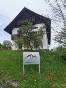 un cartello sull'erba di fronte a una casa di Haus Seewald a Passriach