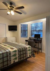 Un dormitorio con una cama y un escritorio con una computadora. en Cedar Oasis - Pet Friendly Cabin w Fireplace, Games and Wifi - 5 min to Big Trees, en Arnold 32 fotos más
