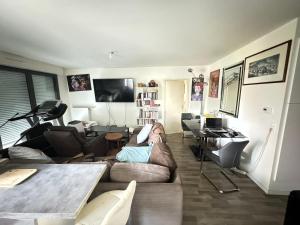 a living room with a couch and a table at Chambre double proche Arena La Defense in Nanterre