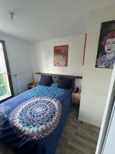 una camera con letto e piumone blu di Chambre à Nanterre Proche Paris a Nanterre