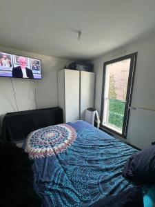 una camera da letto con un letto coperto di Chambre à Nanterre Proche Paris a Nanterre