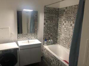 a bathroom with a tub and a sink and a bath tub at Chambre double proche Arena La Defense in Nanterre +11 photos